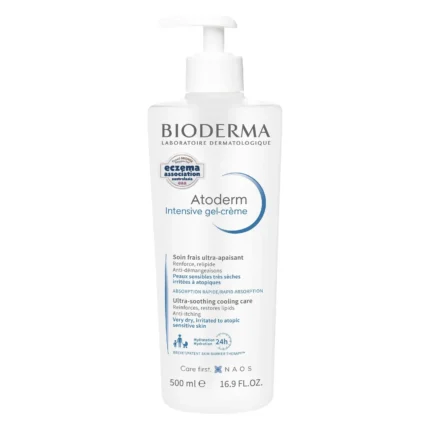 Flacon alb cu pompă Bioderma Atoderm Intensive gel-crème de 500 ml, pe fundal alb