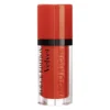 Flaconul Rouge Edition Velvet văzut din trei sferturi, cu numele Bourjois în relief pe corpul transparent