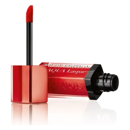 Flacon roșu de ruj lichid Bourjois Rouge Edition Aqua Laque, cu aplicator flocat scos alături