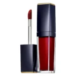 Flacon transparent cu ruj lichid roșu închis Estée Lauder și aplicator moale scos din capac