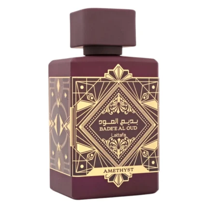 Flacon violet de apă de parfum Lattafa Bade’e Al Oud Amethyst, cu decor auriu și capac pătrat