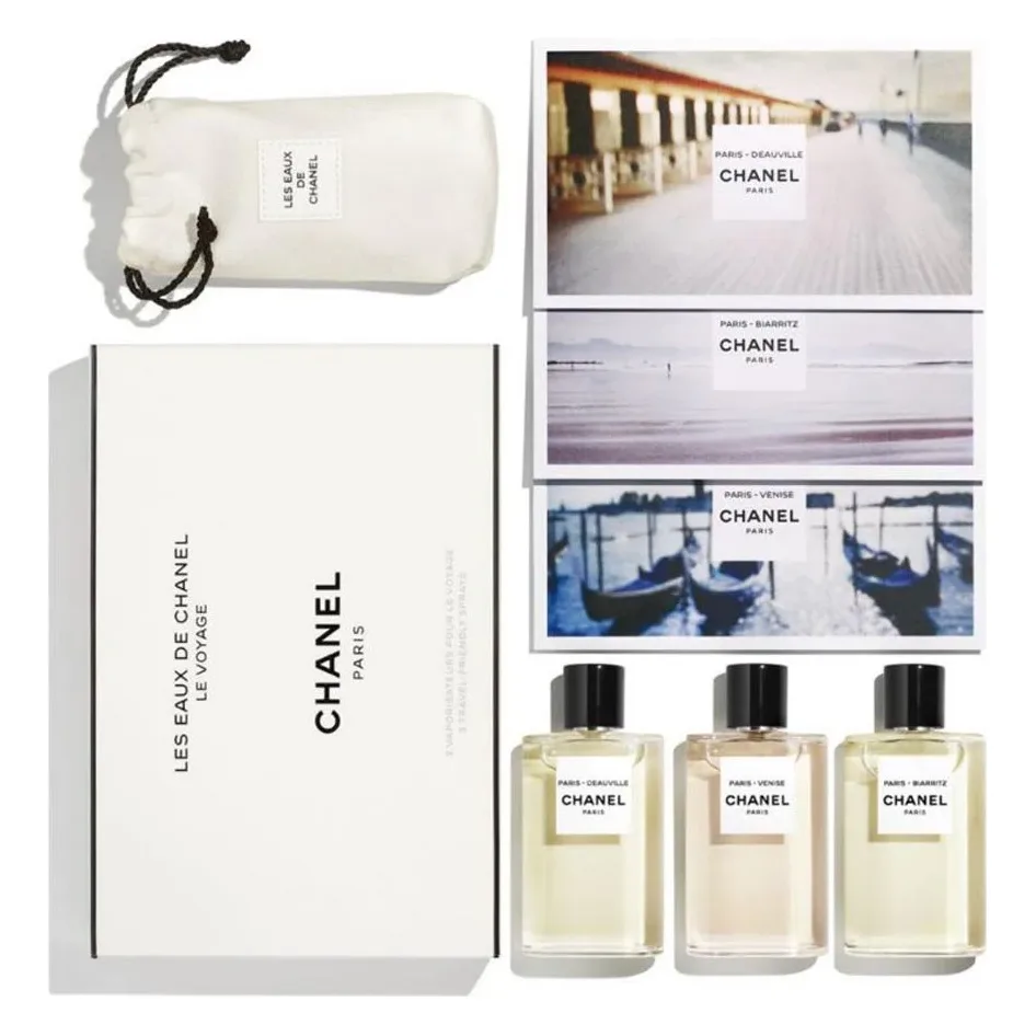 Set Les Eaux de Chanel Le Voyage 3 x 50 ml Cutie albă Les Eaux de Chanel Le Voyage, punguță, trei cartonașe și trei flacoane de 50 ml