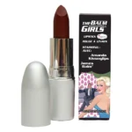 Baton de ruj vișiniu închis scos din tubul argintiu, lângă cutia neagră theBalm Girls