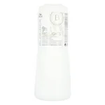 Flacon alb de un litru cu loțiune oxidantă Wella Blondor Freelights, marcat 9%
