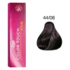 Mostră de păr castaniu mediu cu reflexii violet, marcată cu codul 44/06