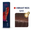 Cutie albastră Koleston Perfect ME+ Vibrant Reds lângă mostra de culoare a nuanței 6/43