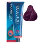 Cutie și tub albastru Koleston Perfect Vibrant Reds de 60 ml, lângă o mostră de păr violet închis