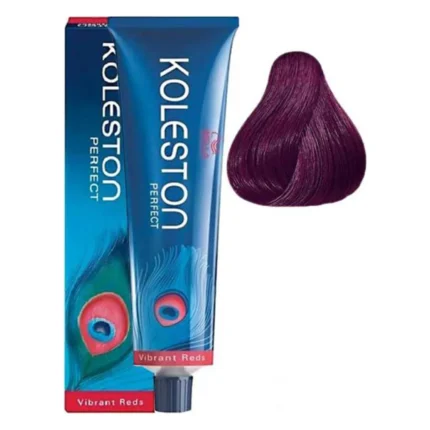 Cutie și tub albastru Koleston Perfect Vibrant Reds de 60 ml, lângă o mostră de păr violet închis