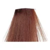 Șuviță de păr colorată în blond mediu roșcat, prezentată ca mostră de culoare